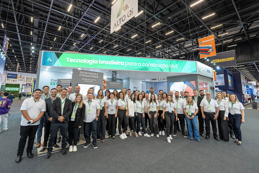 equipe da altoqi em frente ao estande da empresa