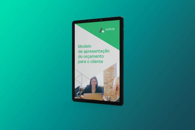 Um tablet exibindo um slide de apresentação com o texto: "Modelo de apresentação do orçamento para o cliente".