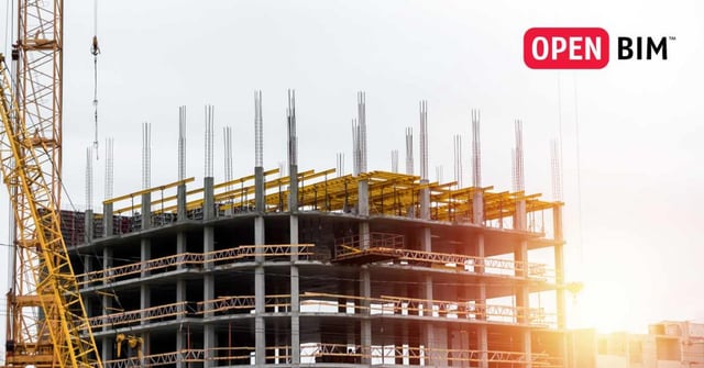 Foto de uma estrutura predial sendo construída ao nascer ou por do sol, na parte superior a direito escrito 'open BIM'