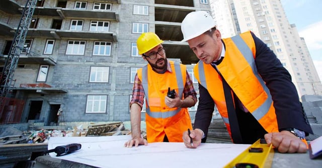 dois engenheiros na obra de construção