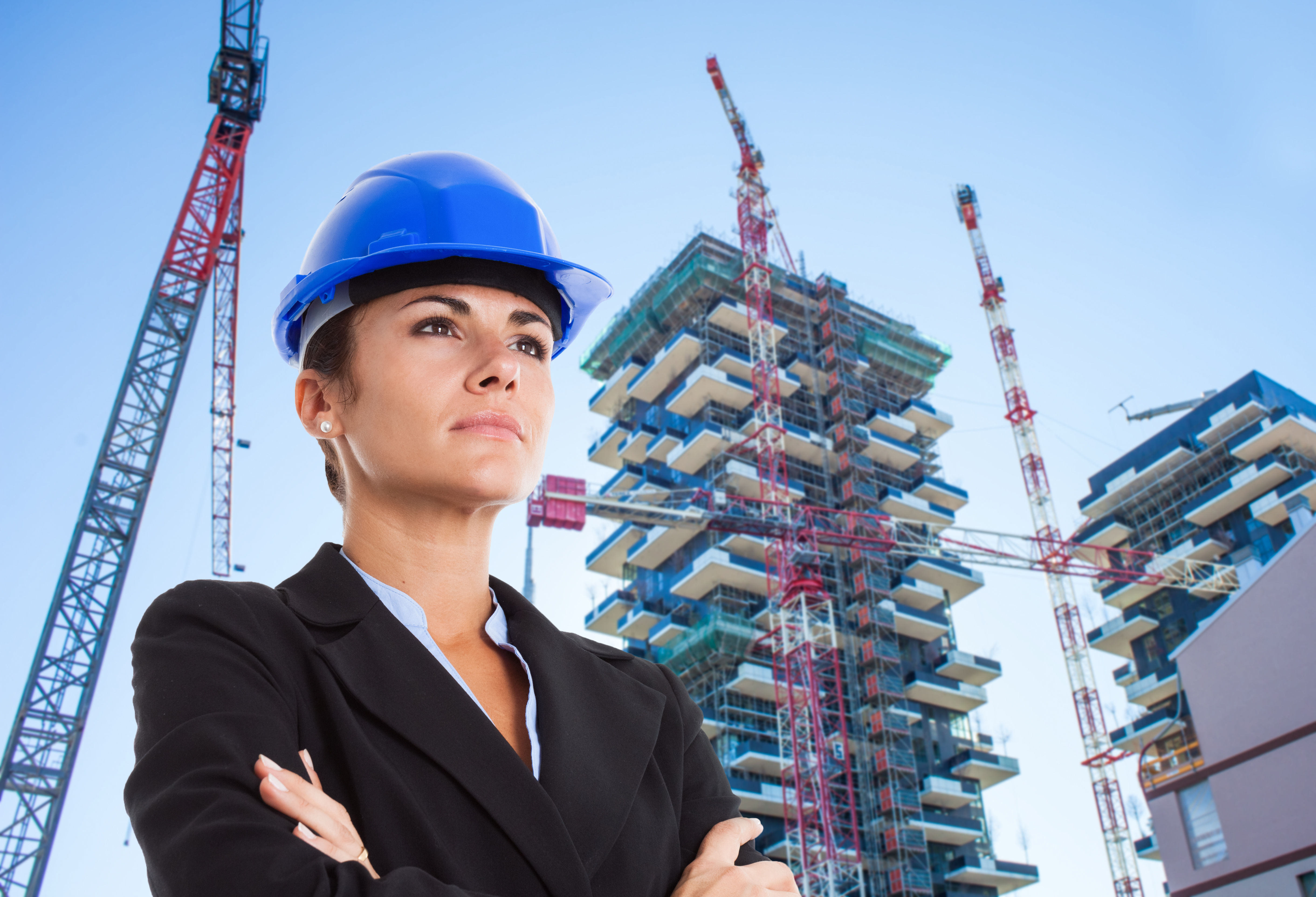 engenheira a frente de um prédio em construção